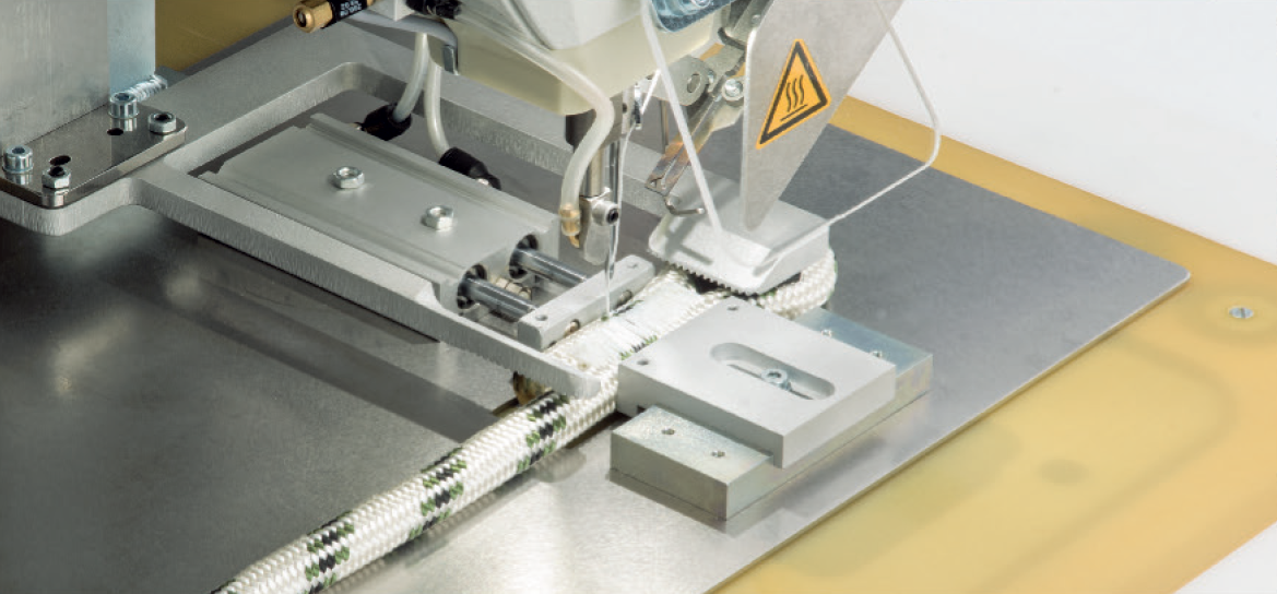 CNC Kontrollü, Otomatik Klemp Sistemli, 200 x 100 mm Çalışma Alanı, Sıcak İplik Kesmeli Dikiş Otomatı