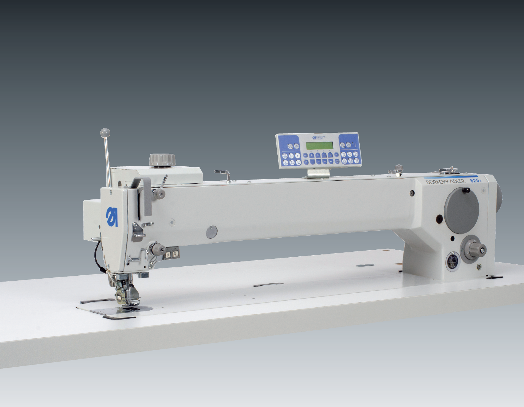 Long-arm zigzag sewing machine – specialist for decorative zigzag seams and large workpieces