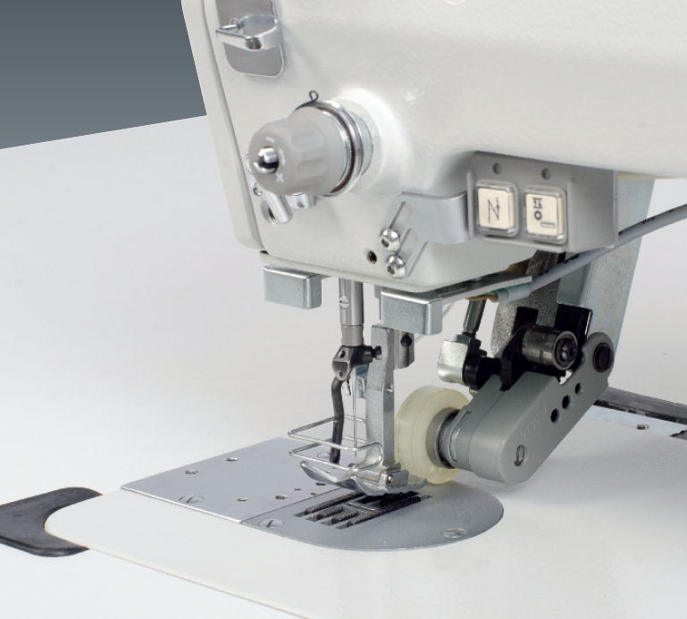 Long-arm zigzag sewing machine – specialist for decorative zigzag seams and large workpieces